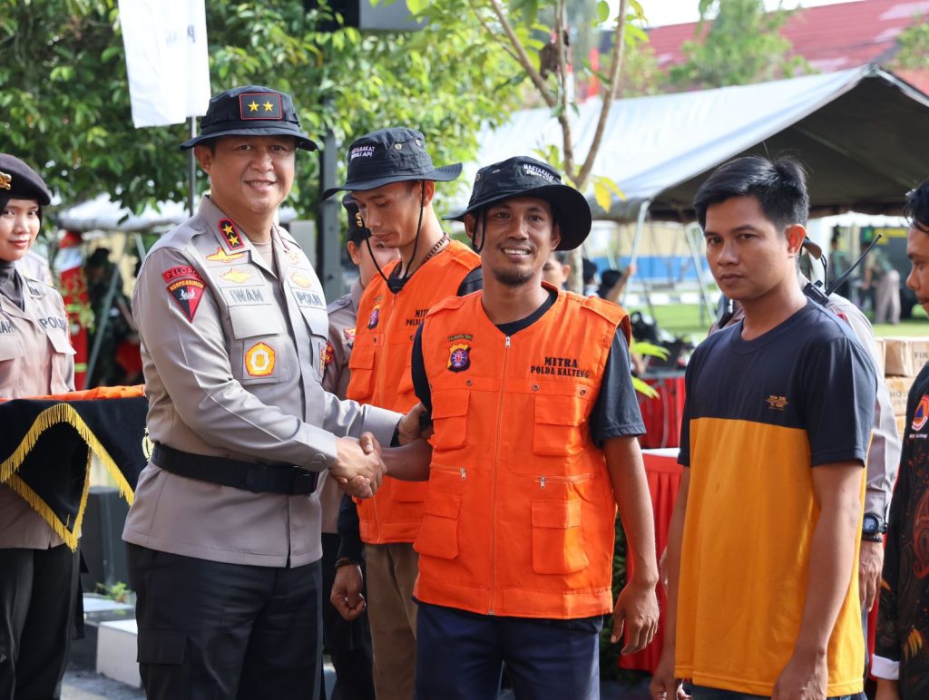 Alumni Akabri 91 Serahkan Bantuan Pemadam ke Polda Kalteng
