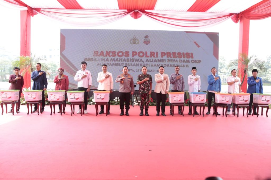 Kapolri Bagikan Bansos dan Sumur Bor di Kaltim