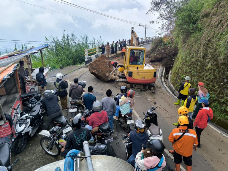 Jalan Wonosobo-Dieng Tertutup Longsor, Lalu Lintas Terhambat