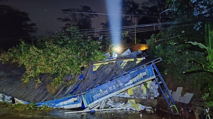 Tanah Longsor, Toko Bangunan Ambruk
