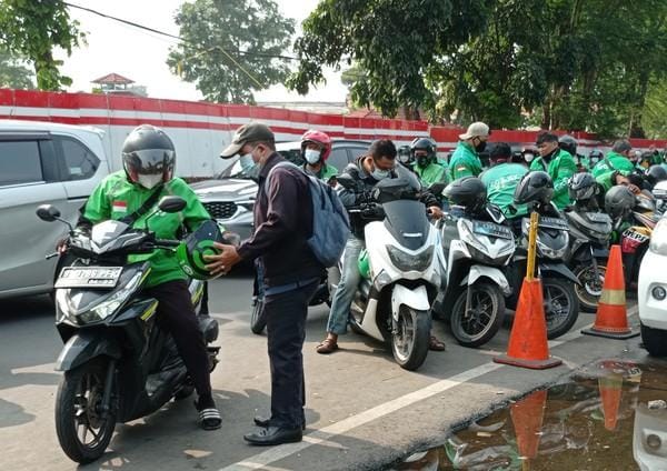 Stasiun Sudirman Padat, Ojol Tak Kunjung Datang
