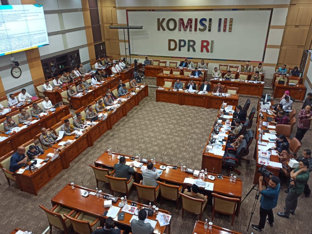 Diduga Cabuli Anak, Eks Kapolres Ngada Dilaporkan ke DPR