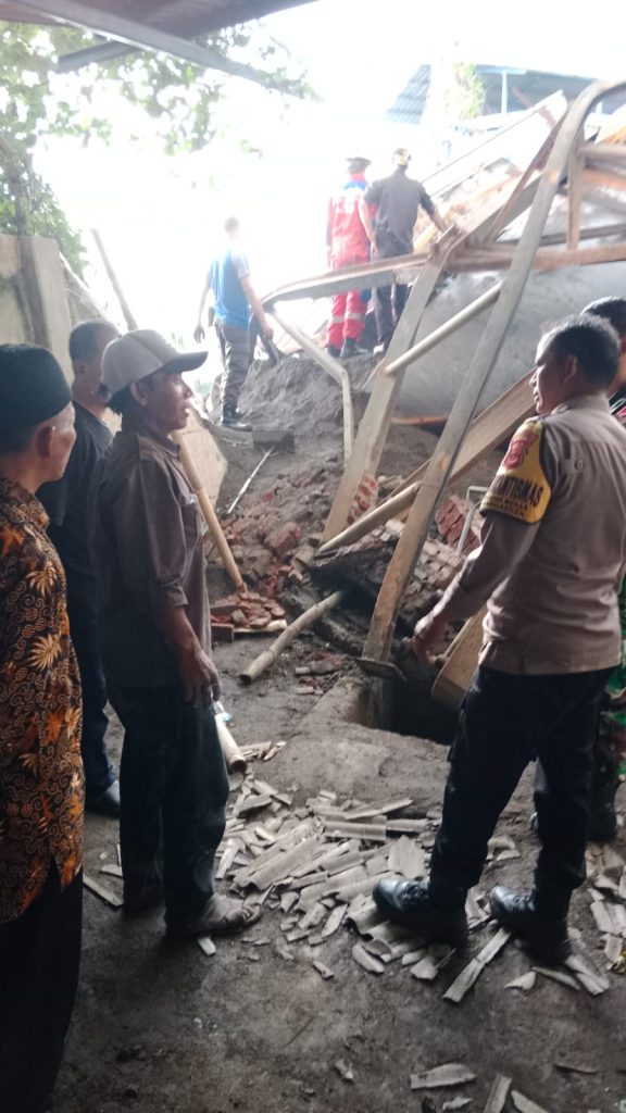Bangunan Ambruk, Satu Tewas Dua Luka Berat
