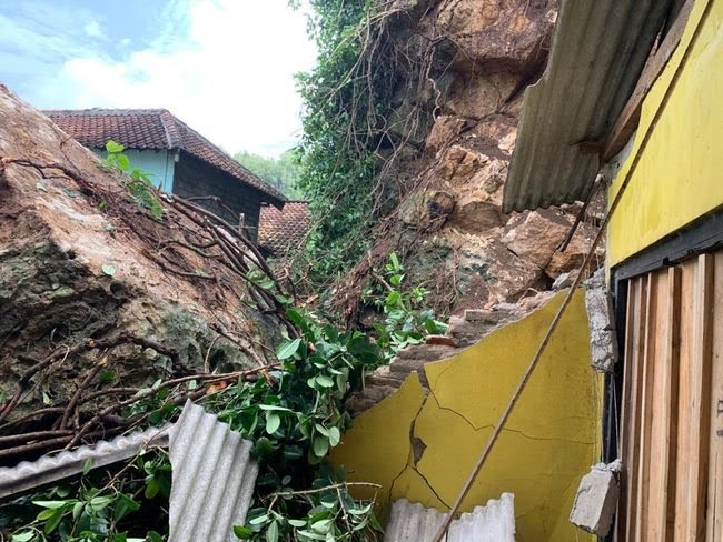 Batu Longsor Timpa Warung dan Gudang di Ngrenehan