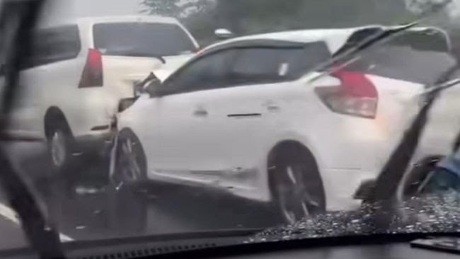 Lima Kendaraan Terlibat Kecelakaan Beruntun di Tol Purbaleunyi