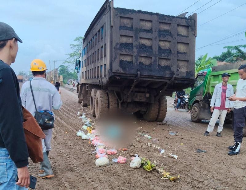 Pedagang Sayur Tewas Tertabrak Truk Tambang di Morosi
