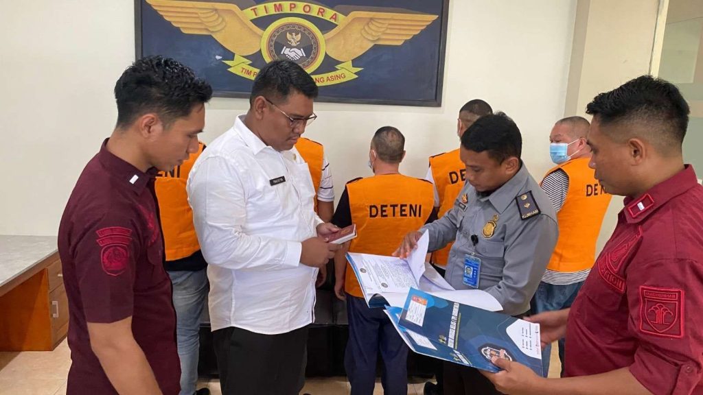 5 WNA China Terlibat Penambangan Emas Ilegal, Dideportasi Imigrasi