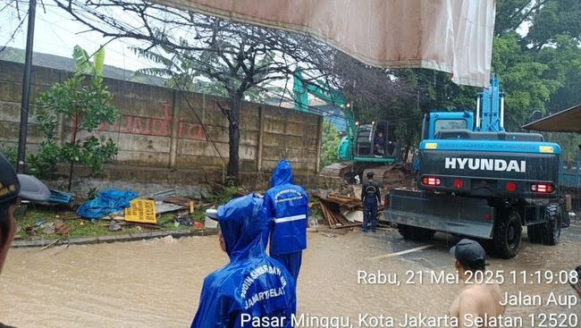 Hujan Deras, Tembok Beton Pasar Minggu Roboh dan Banjiri Jalan