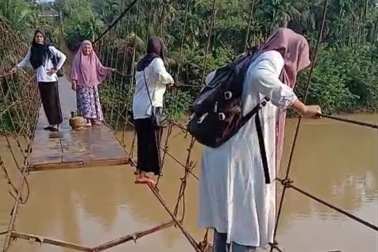 Viral Jembatan Rusak, Guru SD Minta Maaf