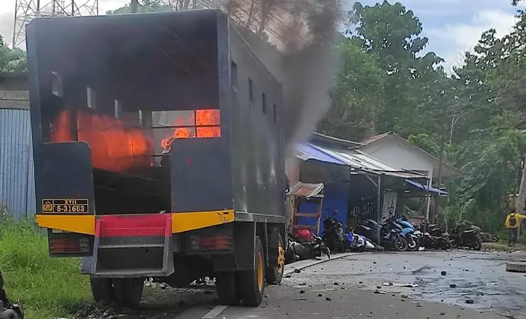 Demo UKT Uncen Ricuh, Truk Polisi dibakar