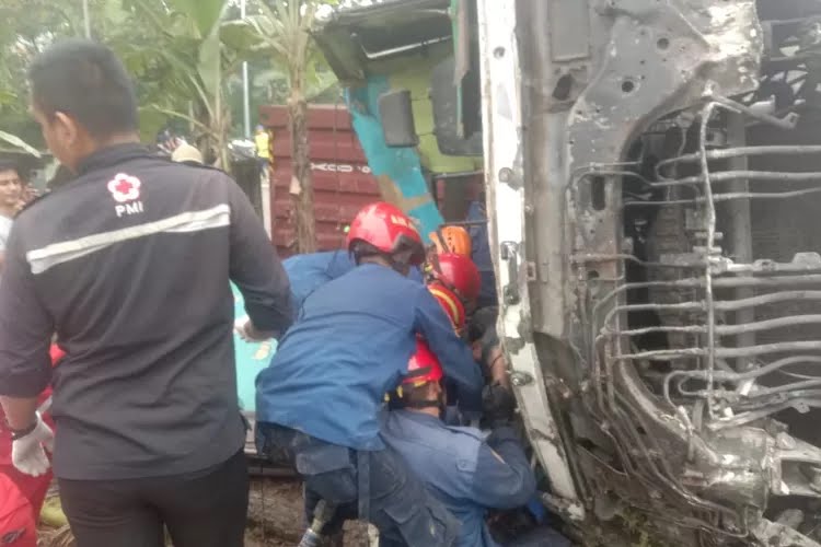 Truk Kontainer Terguling di Sentul, Sopir Terjepit