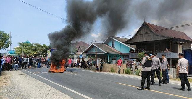 Ricuh Eksekusi Lahan di Polewali Mandar, Massa Protes Bakar Ban