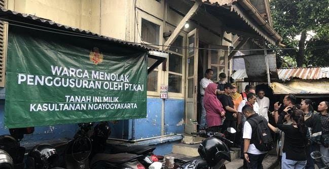 KAI Desak Kosongkan Rumah, Warga Menolak