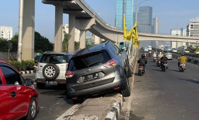 Mobil Tabrak Separator, Gatot Subroto Macet