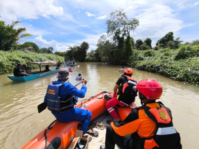 Ekskavator Terguling, Operator Tewas Terbawa Arus