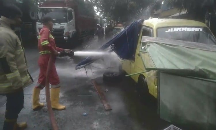 Mobil Tahu Bulat Terbakar di Cilacap