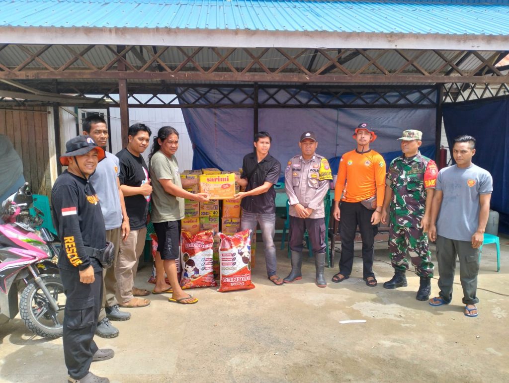 Bhabinkamtibmas dan PMI Bantu Korban Banjir