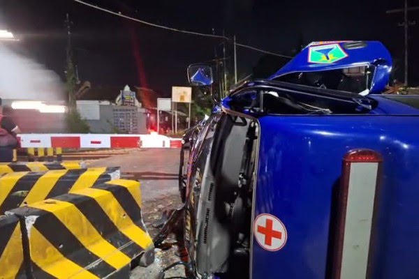 Ambulans Terguling di Madiun, Sopir Lalai