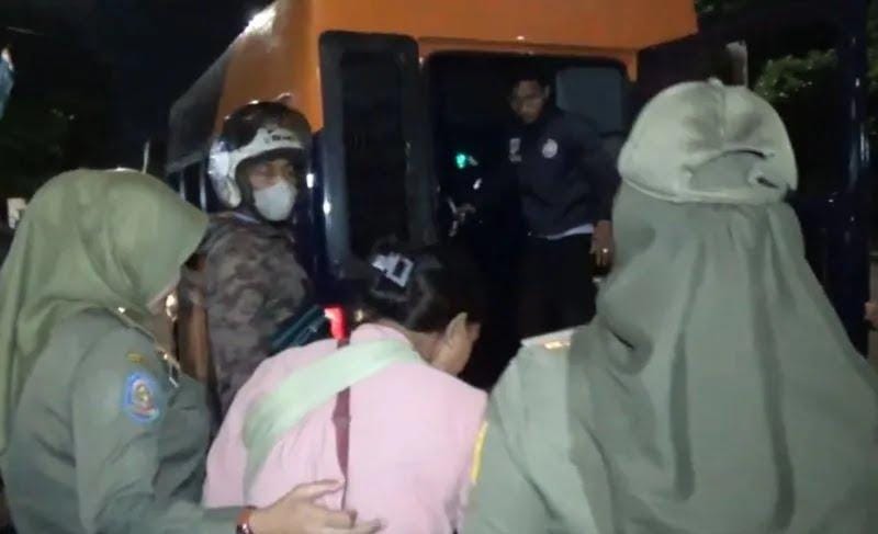 Satpol PP Tertibkan Pengemis Bawa Anak