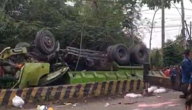Truk Hantam Motor dan Pikap, 4 Tewas!
