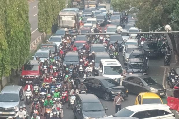 Gatot Subroto dan Sudirman Macet Total