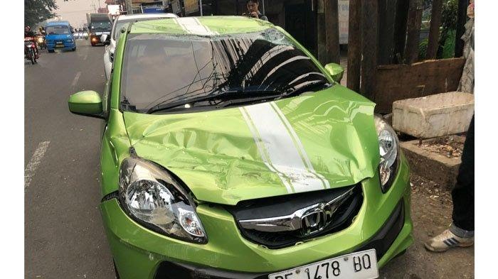 Muatan Besi Jatuh Timpa Kendaraan di Bogor