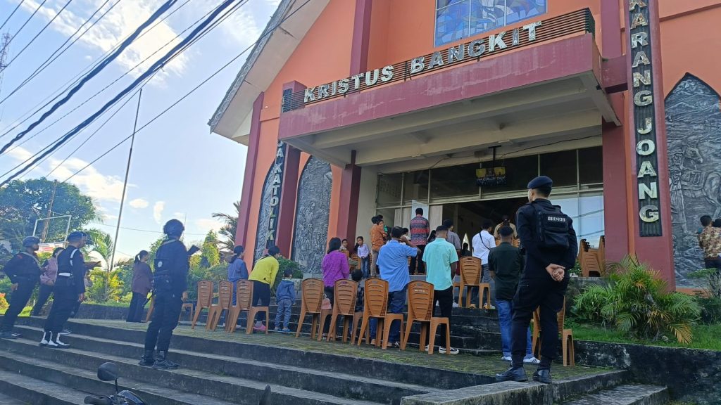 Brimob Kaltim Intensifkan Patroli di Gereja Saat Kenaikan Isa Almasih