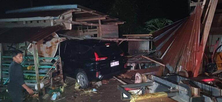 Minibus Tabrak Rumah di Polewali, 4 Terluka