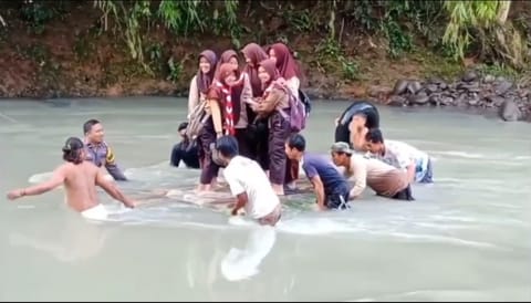 Jembatan Putus, Warga Seberangi Sungai dengan Rakit Bambu
