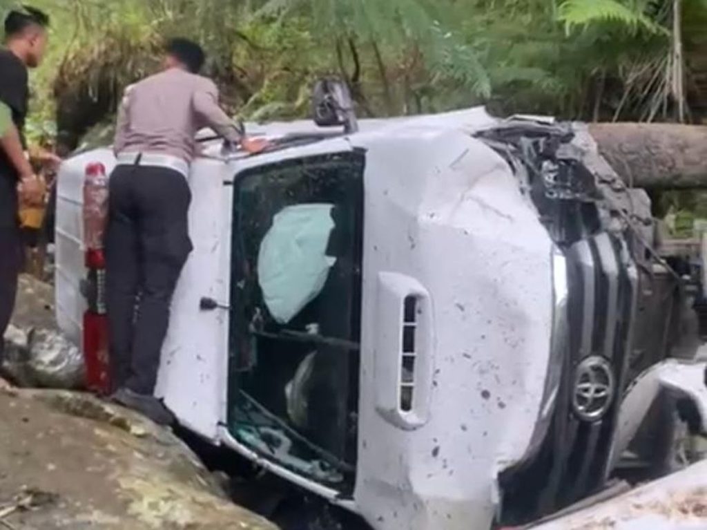 Ambulans Terjun ke Jurang, Sopir Kritis