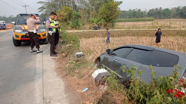 Mobil Terperosok, Tak Ada Pemilik