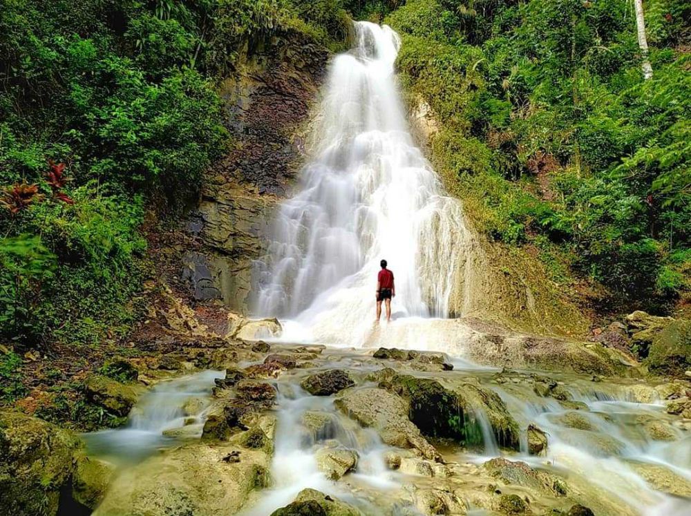 Pasangan Lansia Pulihkan Wisata Rusak Akibat Longsor