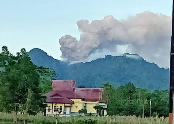 Gunung Dukono Meletus Dua Kali, Warga Dilarang Dekat Kawah