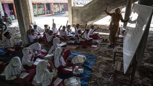 SDN Bedono 1: Siswa Belajar di Kolong karena Gedung Baru Terkunci