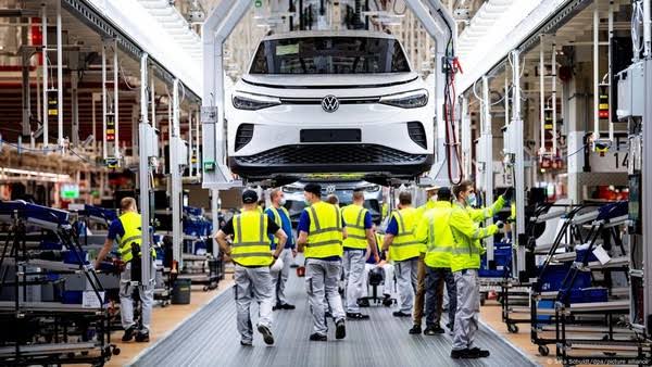 Ada Apa dengan Mobil Listrik? Perusahaan Baterai Kurangi 50% Karyawan