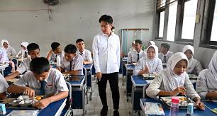 Gibran Pastikan Menu Aman dan Bergizi Saat Sidak di MBG Jakarta