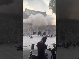 Menara Bersejarah China Berusia 6 Abad Runtuh, Turis Panik Berhamburan