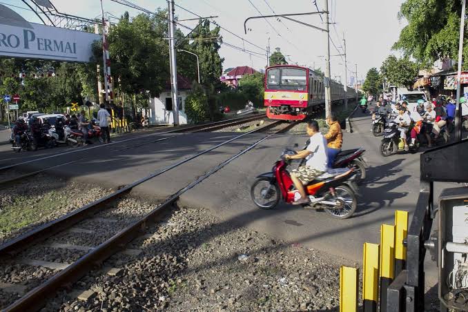 Jalan Pramuka Jakarta: Pesepeda Motor Berani Lintasi Jalur Kereta Api