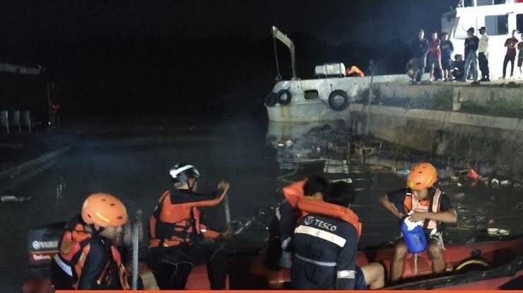Sampah dan Buaya Muara Halangi Pencarian Kru Kapal Tenggelam di Cikeas