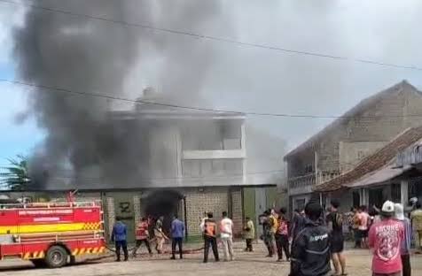 Korsleting Listrik Diduga Menyebabkan Kebakaran Kafe di Surade