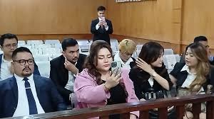 Sidang Perdana Gugatan Perdata: Lisa Mariana Hadir untuk Menuntut Ridwan Kamil