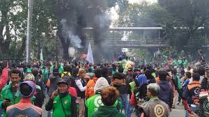 Unjuk Rasa Ojol di Kawasan Patung Kuda Berlangsung Memanas