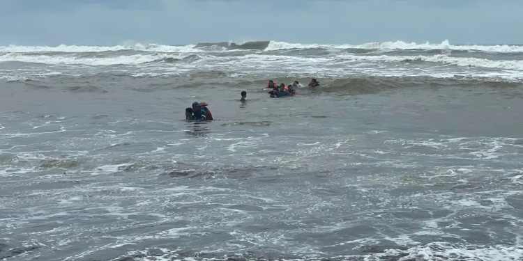 Tiga Wisatawan Terseret Arus, Diselamatkan