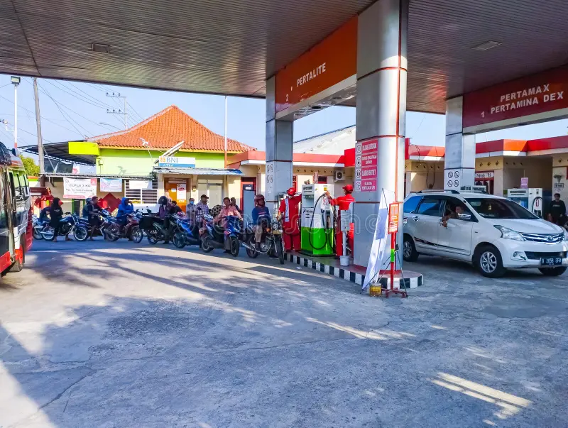 BBM Langka, Warga Balikpapan Serbu SPBU