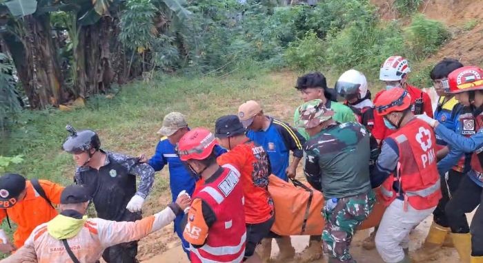 Tim Basarnas Berhasil Evakuasi Satu Korban Longsor Sungai Pinang, Fokus Selamatkan Korban Kedua