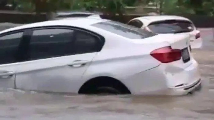 Terobos Banjir, Mobil Terseret Arus