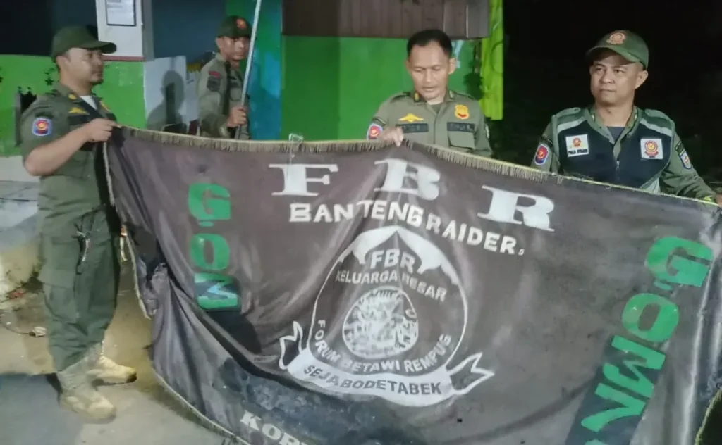 Aparat Copot Bendera Ormas di Sawangan