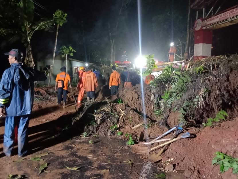 Longsor Tutup Jalur Dieng, BPBD Turun Tangan