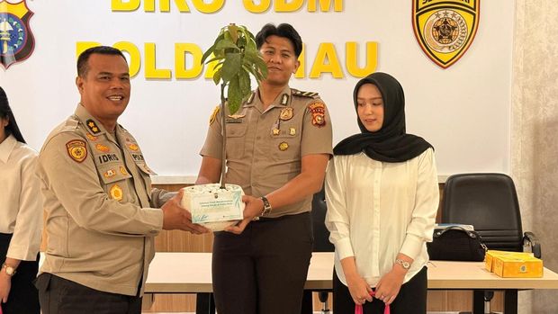 Polda Riau Gaungkan Green Policing Lewat Kado Nikah