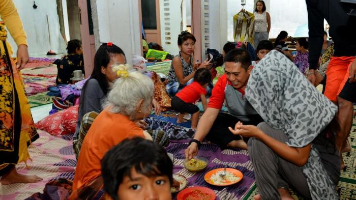 Lembang Diterjang Longsor, Warga Tidur di Masjid